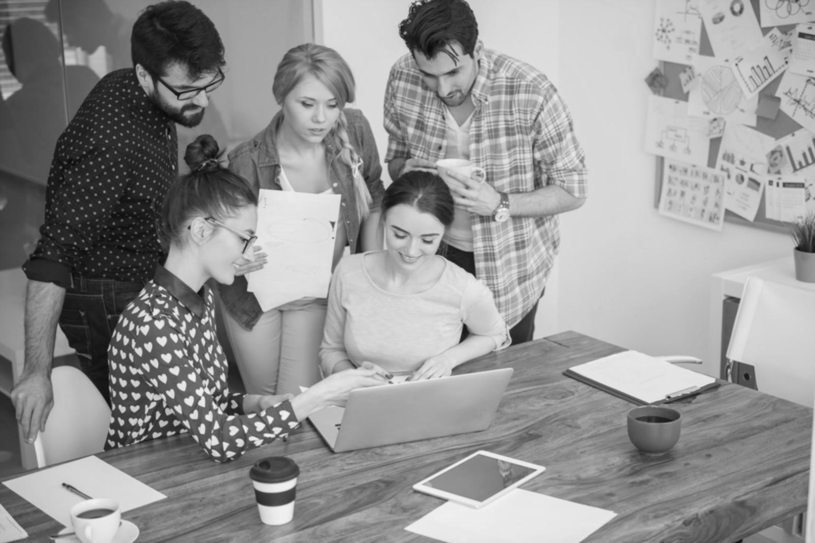 Profesionales analizando datos financieros en una sesión de trabajo colaborativo
