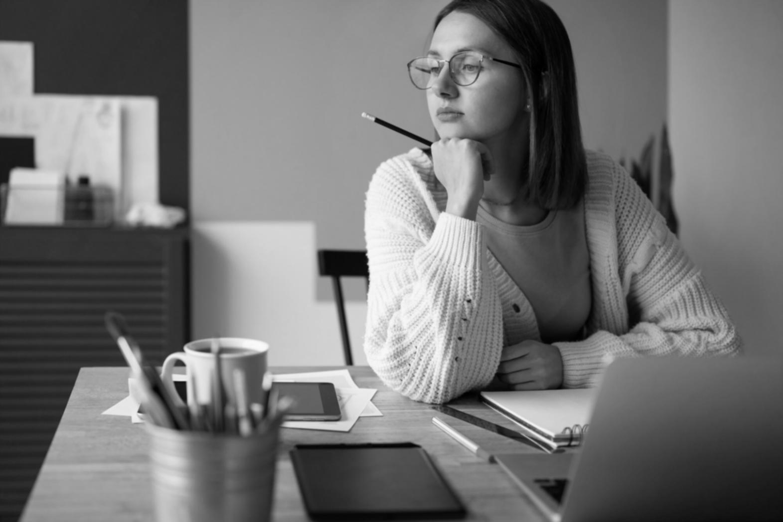 Estudiantes trabajando en análisis financiero práctico