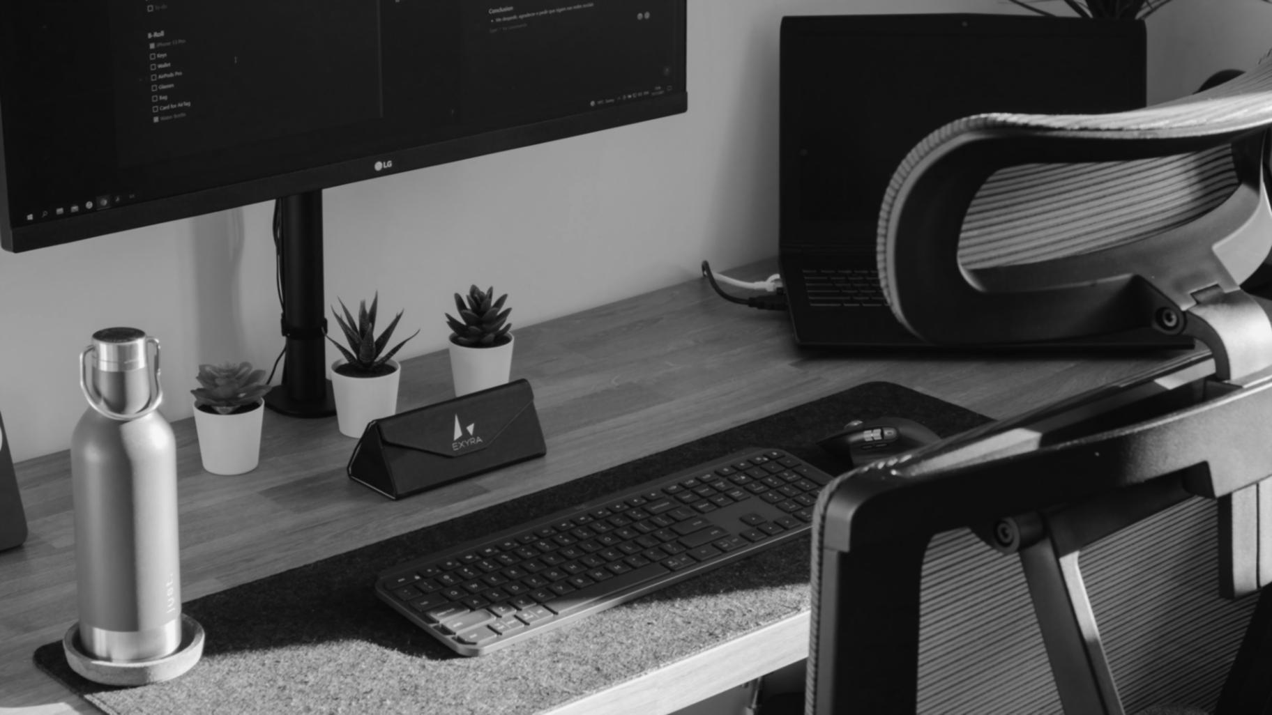 Mesa de trabajo con análisis financieros y herramientas de cálculo